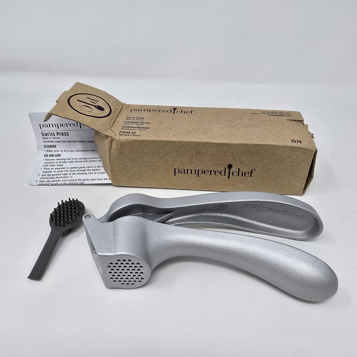 Pampered Chef Garlic Press (BRAND NEW) #2576